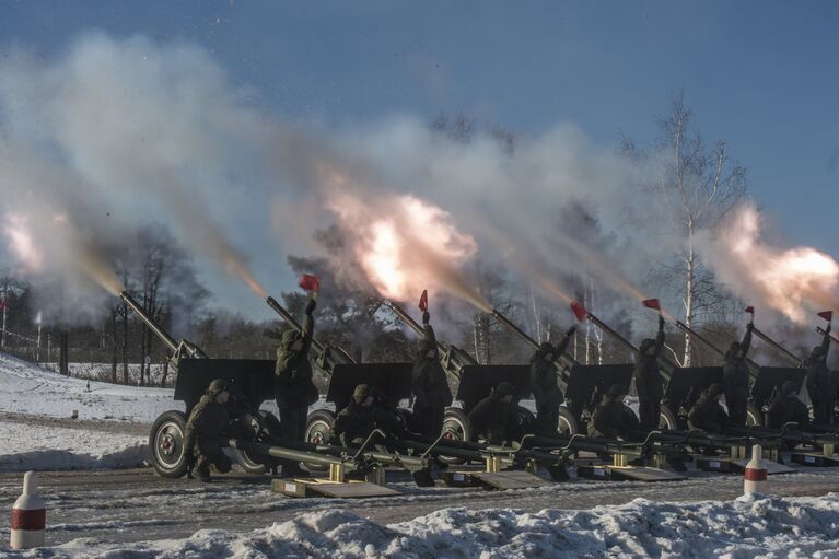 Тренировка военнослужащих 449-го отдельного салютного дивизиона ЗВО