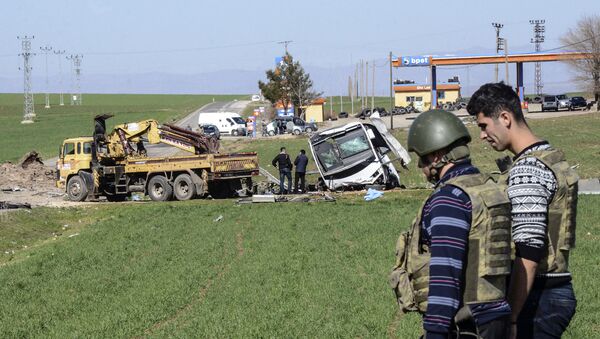 Место взрыва военного конвоя в турецкой провинции Диярбакыр.
