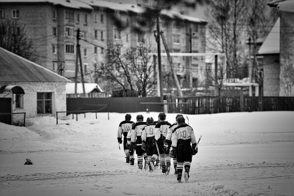 Хоккейная команда Ветлуга после матча между юниорскими любительскими командами города Ветлуга и посёлка Шаранга в городе Ветлуга Нижегородской области