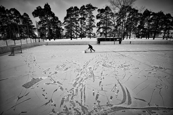 Подготовка катка любительского ХК Ветлуга к хоккейному матчу в городе Ветлуга Нижегородской области.