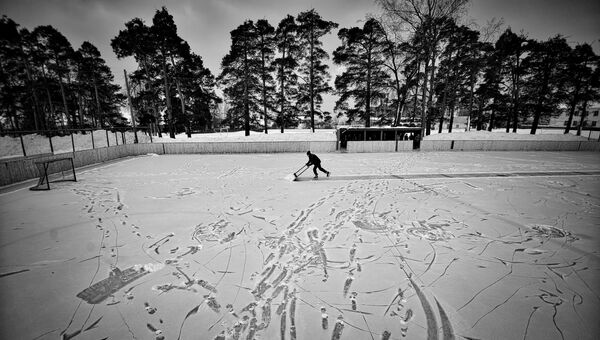 Подготовка катка любительского ХК Ветлуга к хоккейному матчу в городе Ветлуга Нижегородской области.