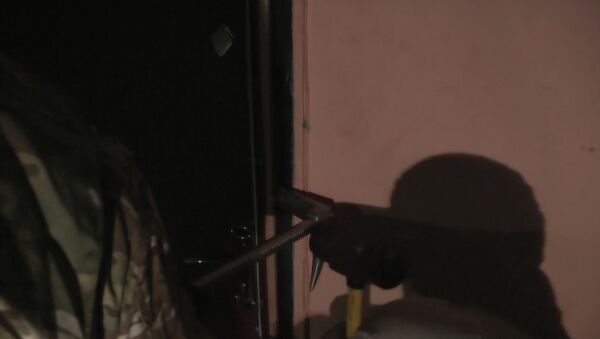 Сотрудники ФСБ выломали дверь квартиры, где подделывались паспорта для ИГ