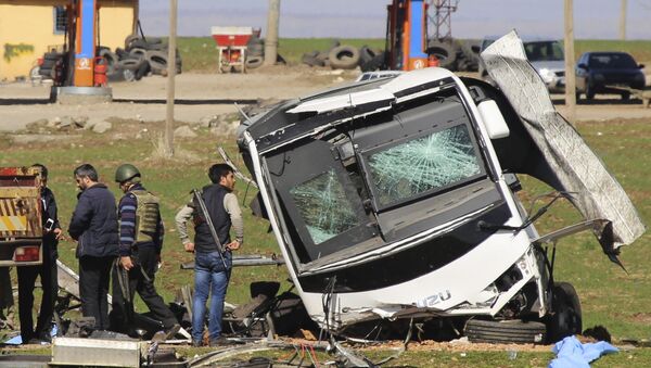 Место взрыва военного конвоя в турецкой провинции Диярбакыр