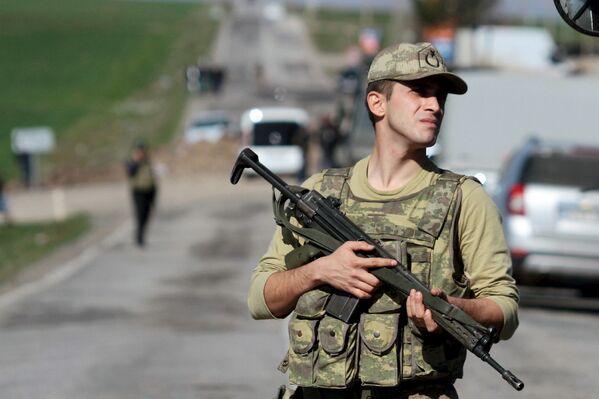 Турецкий военный на месте взрыва военного конвоя в провинции Диярбакыр, Турция