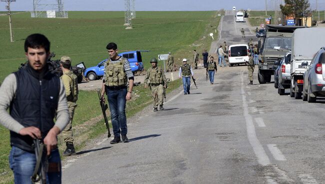 Турецкие военные на месте взрыва военного конвоя. Архивное фото