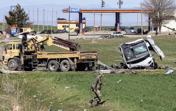 Турецкие военные на месте взрыва военного конвоя в провинции Диярбакыр, Турция
