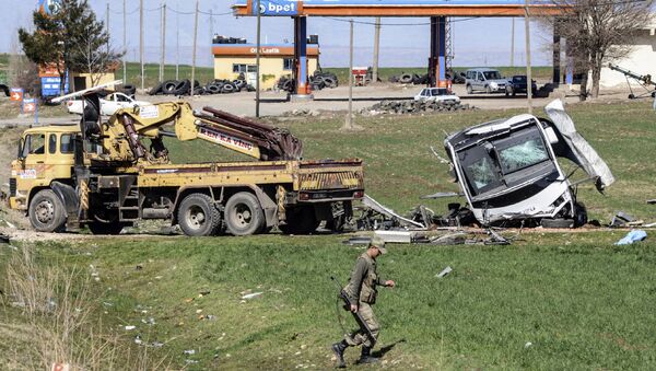 Турецкие военные на месте взрыва военного конвоя в провинции Диярбакыр, Турция. Архивное фото
