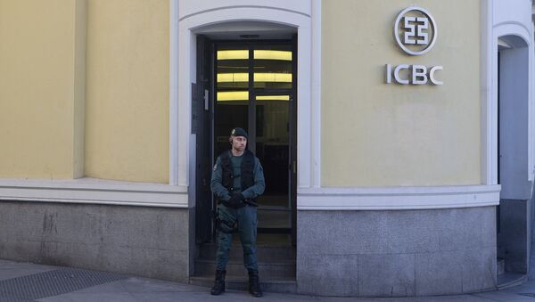Испанский полицейский около офиса китайского банка ICBC. 17 февраля 2016 год
