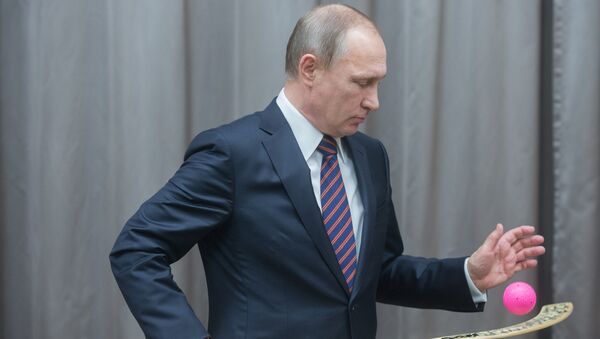 Президент России Владимир Путин во время встречи со сборной командой России по хоккею с мячом в резиденции Ново-Огарево