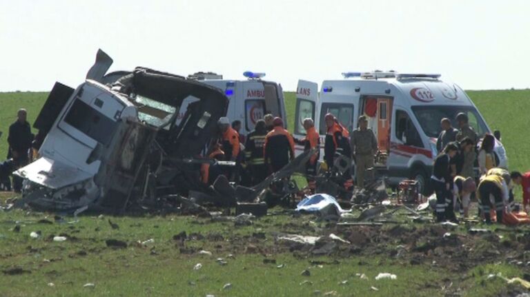 Кадры с места взрыва на пути военного конвоя в турецкой провинции Диярбакыр Кадры с места взрыва на пути военного конвоя в турецкой провинции Диярбакыр