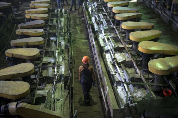 Рабочие на Центральной обогатительной фабрике Березовского золотоносного рудника в Свердловской области