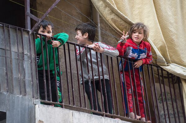 Дети в жилом квартале города Алеппо
