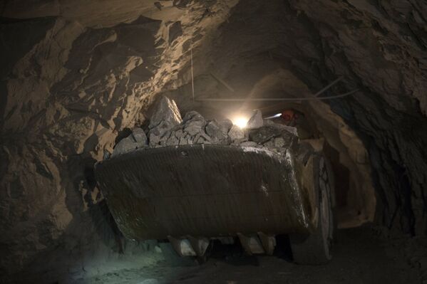 Погрузо-доставочная машина на шахте Северная Березовского золотоносного рудника в Свердловской области