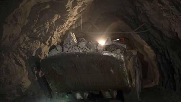 Погрузо-доставочная машина на шахте Северная Березовского золотоносного рудника в Свердловской области