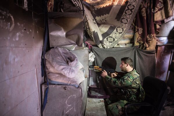 Военнослужащий Сирийской Арабской армии в жилом квартале города Алеппо