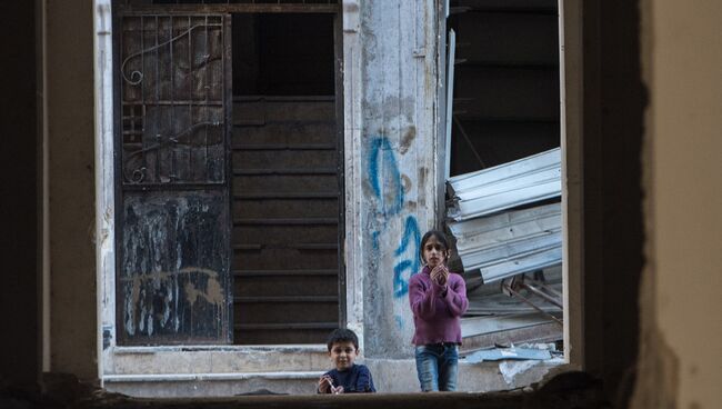 Дети в жилом квартале города Алеппо, Сирия. Архивное фото