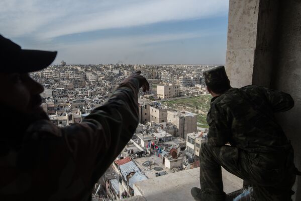 Военнослужащие Сирийской Арабской армии в городе Алеппо