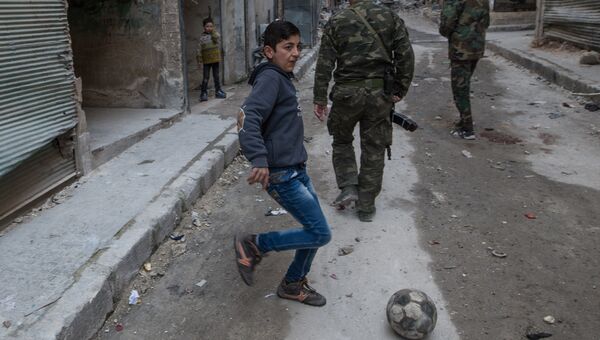 Военнослужащие Сирийской Арабской армии в жилом квартале города Алеппо