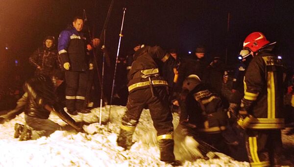 Спасатели МЧС расчищают от снега места схода лавины в городе Кировске мурманской области. 19 февраля 2016 год