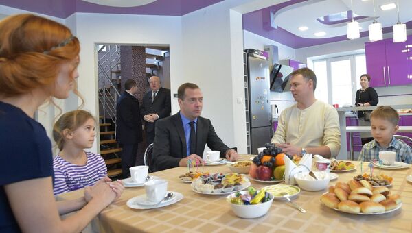 Председатель правительства РФ Дмитрий Медведев (в центре) во время посещения коттеджного поселка Яблоневый сад в рамках рабочей поездки в Приволжский федеральный округ