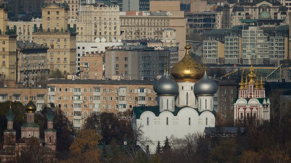 Вид на Новодевичий монастырь со смотровой площадки на Воробьевых горах. Москва. Архивное фото