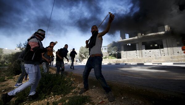Палестинские демонстранты во время столкновений с израильскими войсками в городе Дженин, 15 февраля 2016 года