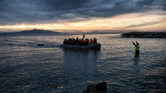 Беженцы на надувной лодке прибывают на греческий остров Лесбос. Архивное фото