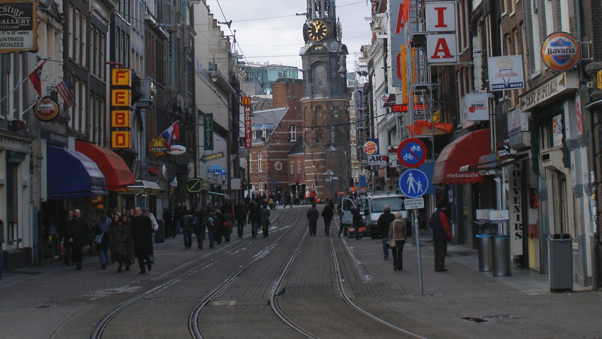 Оживленная улица ведет к башне Монетного двора. Амстердам - РИА Новости, 1920, 03.06.2022