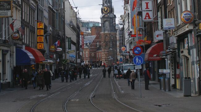 Оживленная улица ведет к башне Монетного двора. Амстердам. Архивное фото