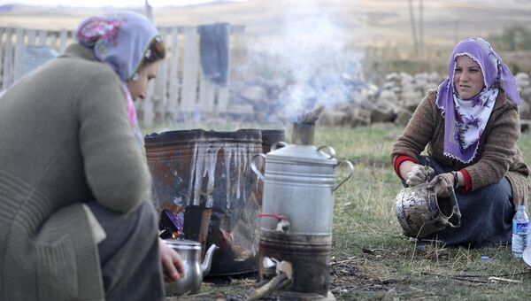 Женщины моют посуду в пострадавшей от землетрясения курдской деревне провинции Ван, Турция