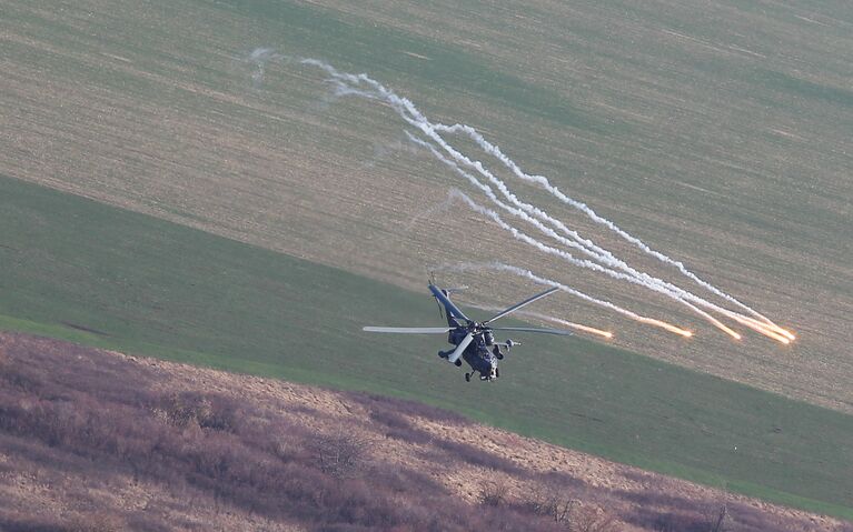 Вертолет Ми-35М во время учебно-тренировочного полета экипажей армейской авиации отдельного вертолетного полка Южного военного округа