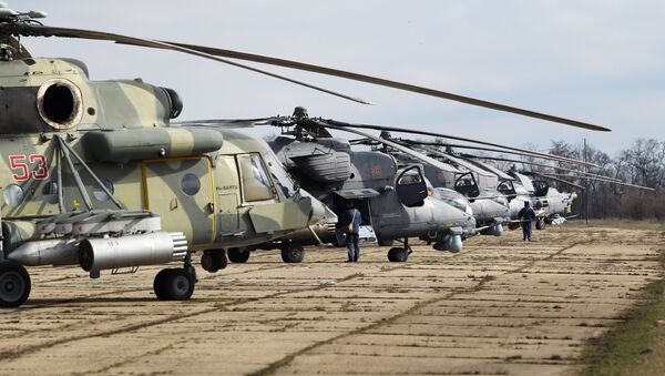 Вертолеты Ми-35М, Ми-28Н Ночной охотник, Ми-8АМТШ после завершения учебно-тренировочных полетов экипажей армейской авиации отдельного вертолетного полка Южного военного округа. Архивное фото