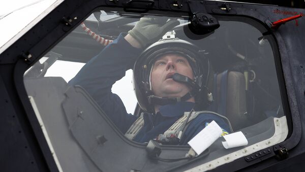 Летчик готовятся к учебно-тренировочным полетам экипажей армейской авиации отдельного вертолетного полка Южного военного округа