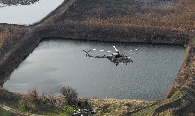 Вертолет Ми-8АМТШ Терминатор во время учебно-тренировочного полета экипажей армейской авиации отдельного вертолетного полка Южного военного округа