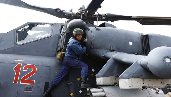 Техник готовит вертолет Ми-35М к учебно-тренировочным полетам экипажей армейской авиации отдельного вертолетного полка Южного военного округа, базирующихся в городе Кореновск Краснодарского края. Архивное фото