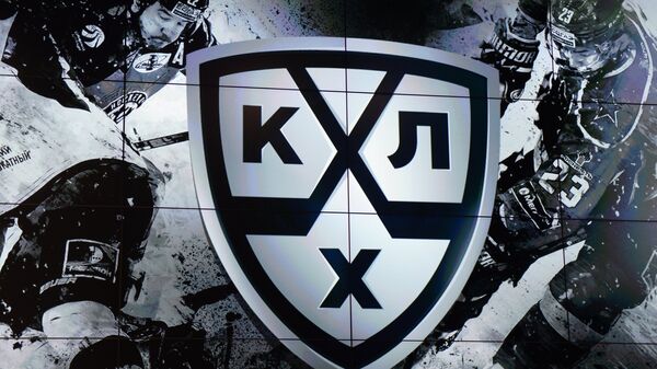 Логотип Континентальной хоккейной лиги (КХЛ) на демонстрационном экране во время презентации нового фирменного стиля КХЛ в Москве