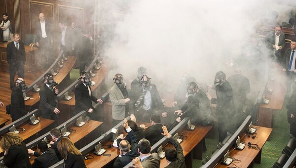 Слезоточивый газ на заседании парламента Косово. 19 февраля 2016