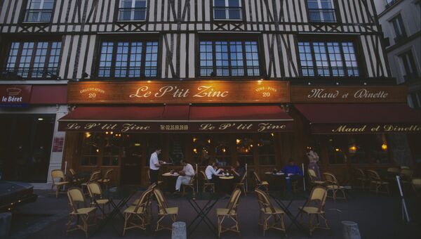Вечером в уличном кафе Парижа
