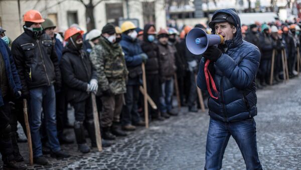 Сторонники оппозиции у входа в захваченное протестующими здание Министерства юстиции Украины