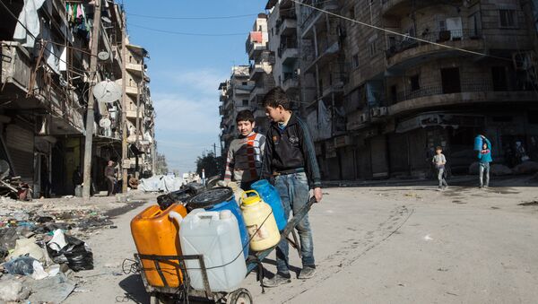 Местные жители с емкостями для воды в жилом квартале города Алеппо, Сирия