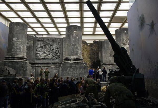 Посетители трехмерной панорамы Битва за Берлин. Подвиг знаменосцев