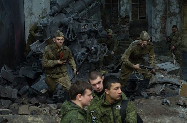 Военнослужащие российской армии во время осмотра трехмерной панорамы Битва за Берлин. Подвиг знаменосцев