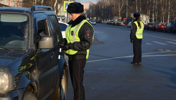 Сотрудницы ГИБДД ловят не нарушающих правила водителей в Подмосковье. 20 февраля 2016