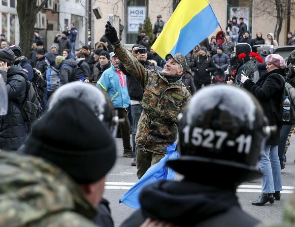 Радикалы около офиса Сбербанка в Киеве. 20 февраля 2016