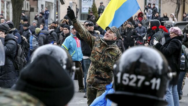 Украинские радикалы около офиса Сбербанка в Киеве. 20 февраля 2016