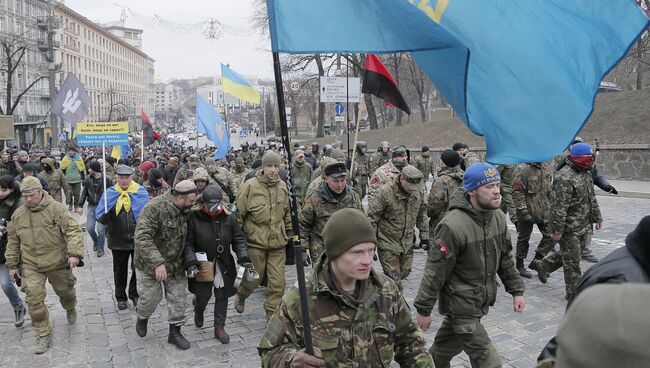 Украинские радикалы около офиса Сбербанка в Киеве. Архивное фото