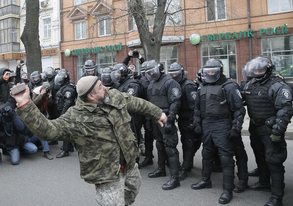 Радикал бросает камень в офис Сбербанка в Киеве. 20 февраля 2016