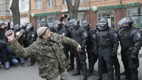 Украинский радикал бросает камень в офис Сбербанка в Киеве. 20 февраля 2016