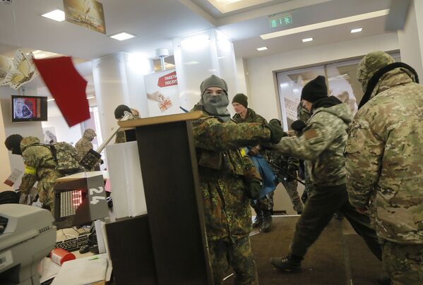 Украинские радикалы в здании Альфа-банка в Киеве. 20 февраля 2016