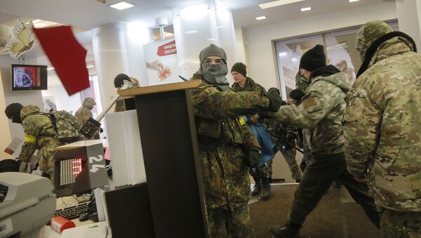 Украинские радикалы в здании Альфа-банка в Киеве. 20 февраля 2016. Архивное фото